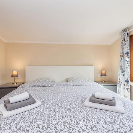 Holiday Home Jela Dobrinj ภายนอก รูปภาพ