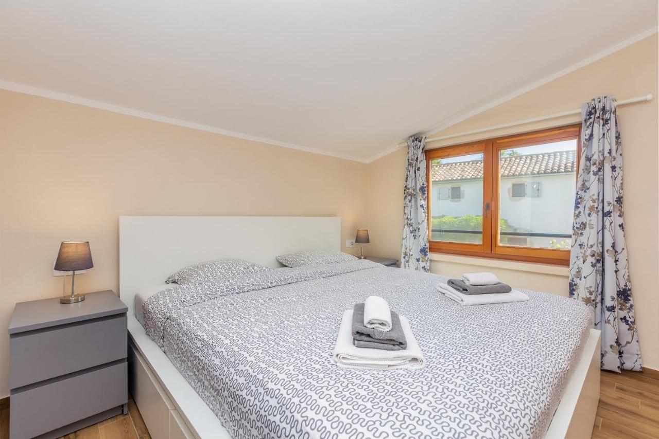 Holiday Home Jela Dobrinj ภายนอก รูปภาพ