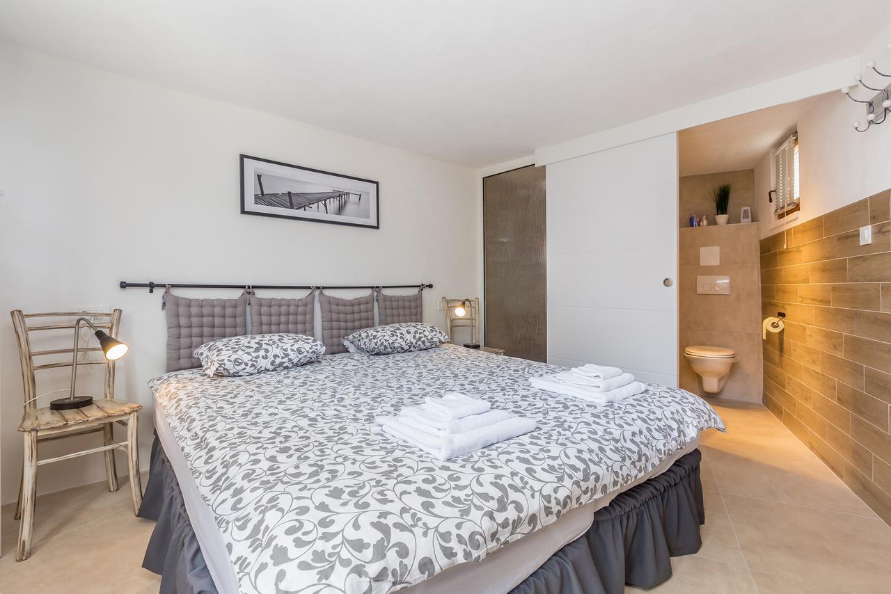Holiday Home Jela Dobrinj ภายนอก รูปภาพ